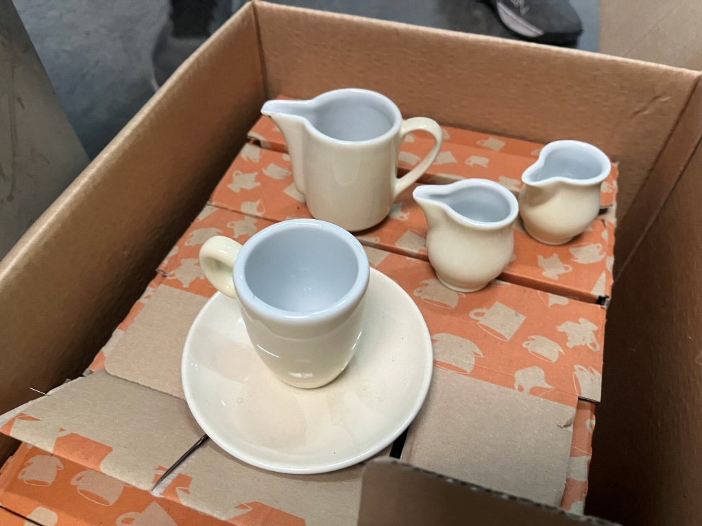 ca. 150 Stk. Espresso mit Untersetzern plus Milchkännchen